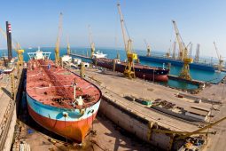 سفن تحت الصيانة الدورية في حوض ارحمة بن جابر الجلاهمة في مدينة راس لفان الصناعية في قطر
