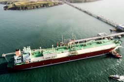 سفينة من سفن الغاز الطبيعي المسال من طراز كيوماكس تفرغ حمولتها في ميناء ساوثهوك بالمملكة المتحدة