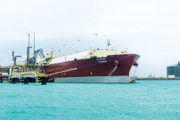 تعتبر سفينة نقل الغاز الطبيعي المسال "الدفنة"  من طراز كيوماكس هي أول سفينة قطرية تفرغ حمولتها في ميناء "دنكرك" في فرنسا