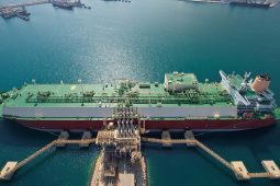 سفينة من سفن نقل الغاز الطبيعي المسال من طراز كيوماكس أثناء التحميل في ميناء مدينة رأس لفان الصناعية في قطر