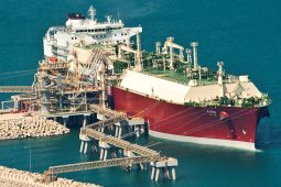 سفينة نقل الغاز الطبيعي المسال "اجنان" أثناء تحميل الغاز في ميناء مدينة راس لفان الصناعية في قطر
